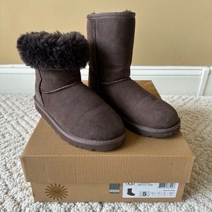 UGG Women’s Classic Short II Chocolate Size 5
